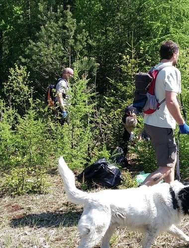 Dobrovolníci v Brdech posbírali více než tunu odpadu