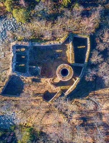 Dobrovolníci na Brdech zbavili zříceninu Valdeku náletových porostů