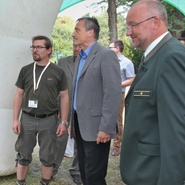 vedoucí lesních pedagogů VLS Jan Kobr, ministr obrany Martin Stropnický, ředitel VLS Josef Vojáček