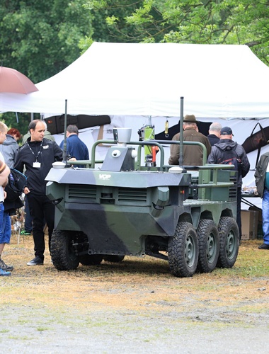 Sazenice na Brdském stromsázení bude rozvážet dobrovolníkům vojenský robot