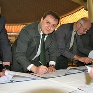 náměstek VLS Ondřej Vybíral podepisuje memorandum o rozvoji lesní pedagogiky