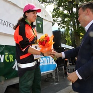 Kytice od hejtmana libereckého kraje Martina Půty pro jedinou závodnici letošního šampionátu