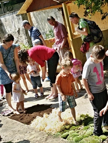 Lesní pedagogika z Ralska u koupaliště i na pražském dvorku