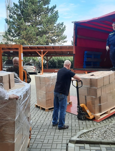 Zaměstnanci Vojenských lesů darovali uprchlíkům z Ukrajiny vitamíny za milion