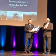 Jan Mašek v zastoupení ředitele Suka přebírá ceny na slavnostním večeru
