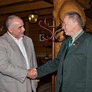 Ředitel J. Ondruš děkuje J. Melicharovi za pomoc VLS 