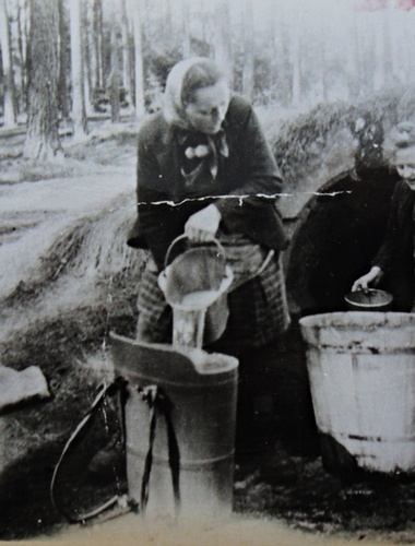 Díky staré fotografii a vzpomínkám německé rodačky obnovily Vojenské lesy v Ralsku Hornovu studánku