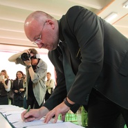 Josef Vojáček podepisuje Akční plán lesní pedagogiky