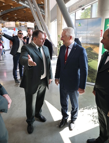 Otevření agrosalonu Země živitelka se zúčastnil i ministr obrany, navštívil stánek státního podniku VLS