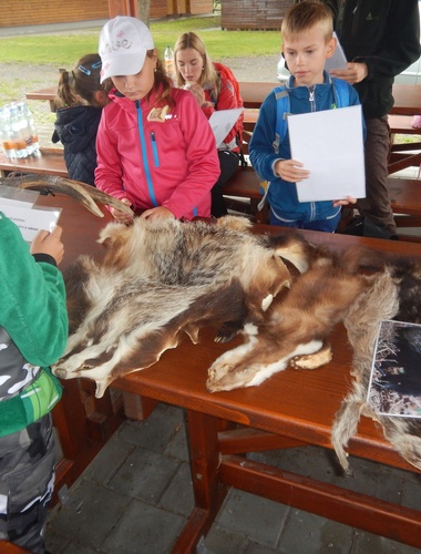Cestovatelé lesem mezi kapkami deště na Libavé