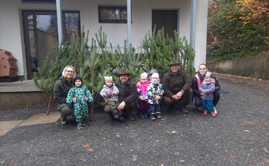 Vojenské lesy rozvážejí po Liberecku vánoční stromky z Ralska. Darují je všem dětským domovům, školám i domovům pro seniory
