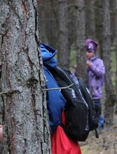 Předškoláci v Ralsku chystali veverkám zásoby na zimu